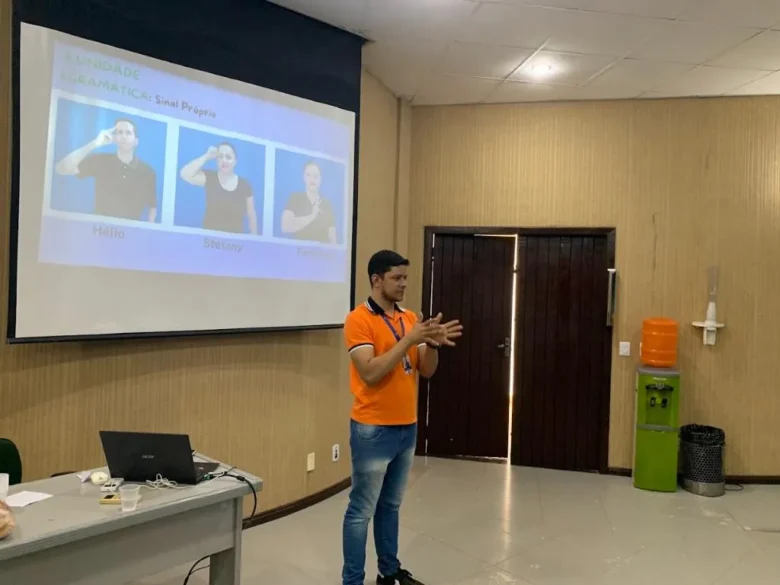 Curso gratuito de Libras capacita servidores e promove inclusão