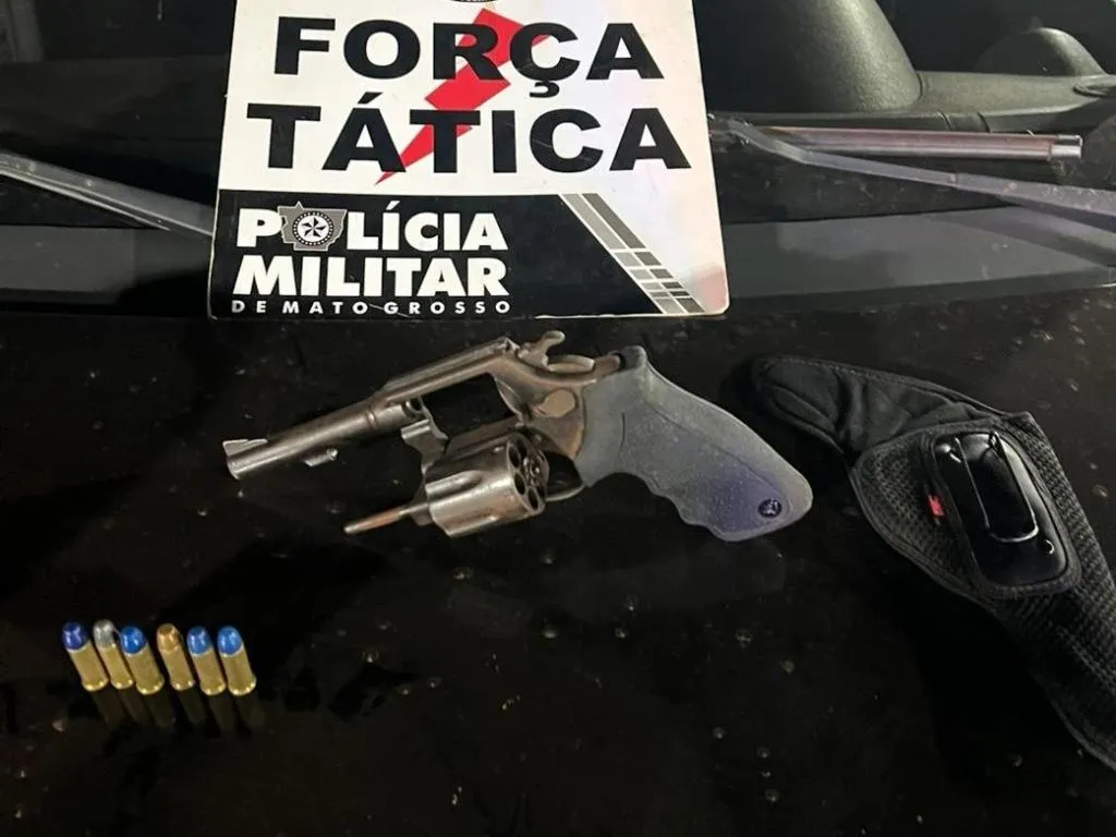 Faccionado é preso com arma após ser flagrado em carro usado em sequestro