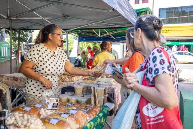 Feira da Agricultura Familiar em Cuiaba atrai grande publico na Praca da Republica