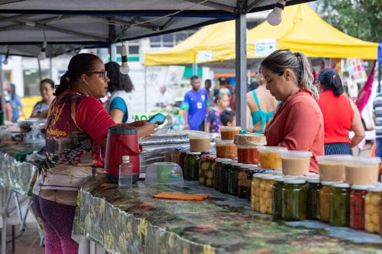 Feira da agricultura familiar estreia na Praca da Republica em Cuiaba Mato Grosso