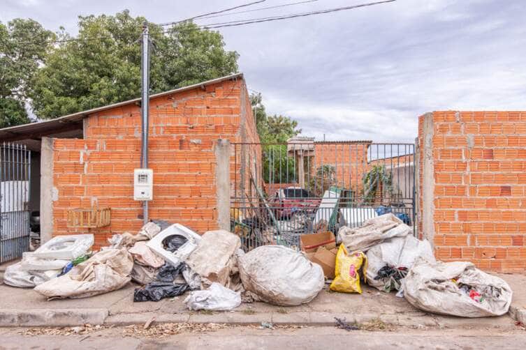 Fiscalizacao em cinco sucatoes de Cuiaba identifica diversas irregularidades ambientais sanitarias e de seguranca
