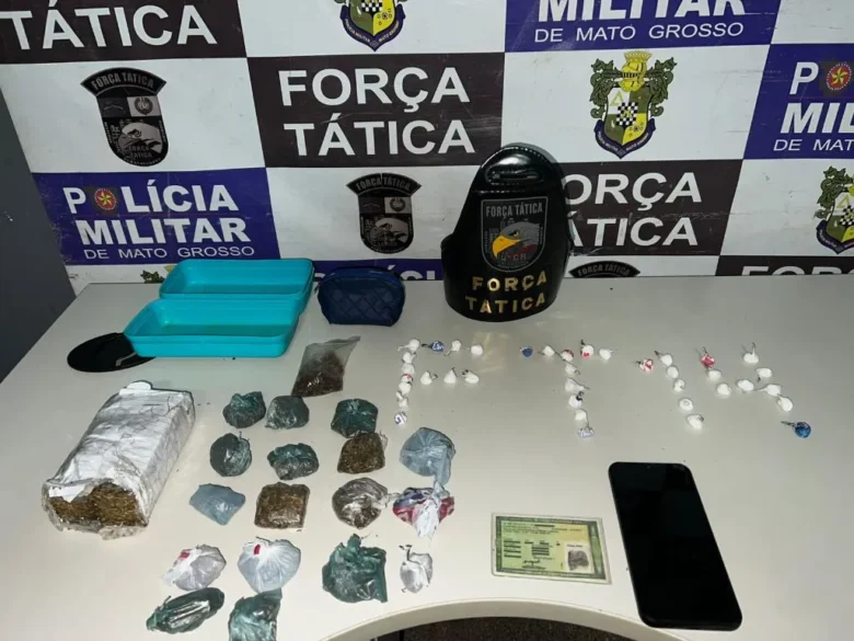 Força Tática apreende adolescentes por tráfico de drogas em praça pública