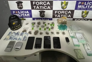 Força Tática apreende drogas e recupera carro roubado em flagrante