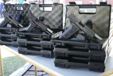 Governo entrega 300 pistolas à Guarda Municipal de Várzea Grande