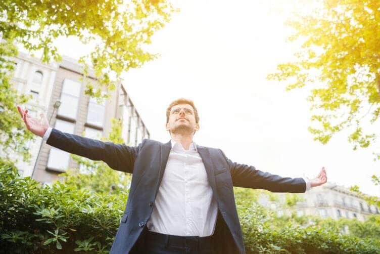 Homem de braços abertos para o futuro
