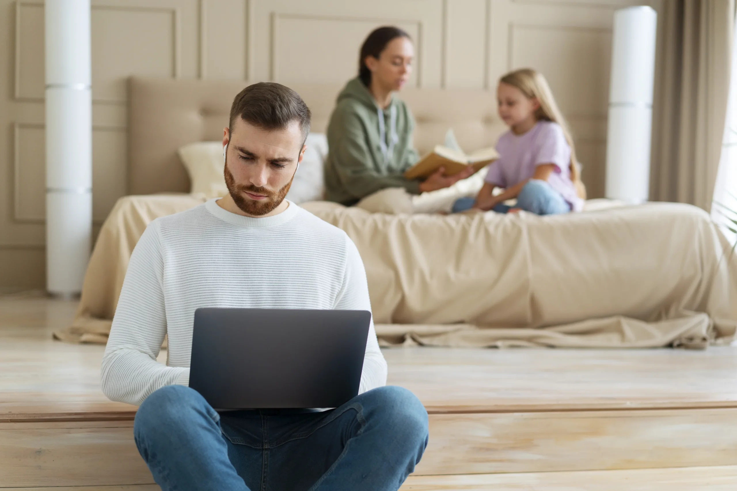 Horóscopo para 24 de junho de 2025 (terça-feira) 95 Homem trabalhando em seu notebook em casa