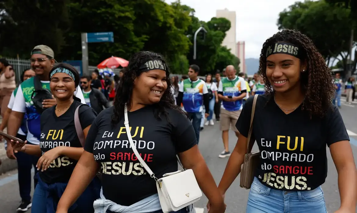 Evangelicos lideram crescimento religioso com maioria de jovens e mulheres