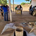 Moradoras da Gleba Mercedes aprendem a trabalhar artesanato de fibra de bananeira