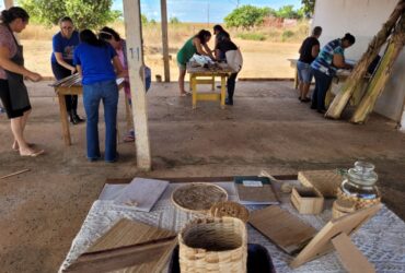 Moradoras da Gleba Mercedes aprendem a trabalhar artesanato de fibra de bananeira
