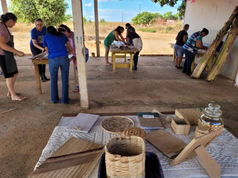 Moradoras da Gleba Mercedes aprendem a trabalhar artesanato de fibra de bananeira