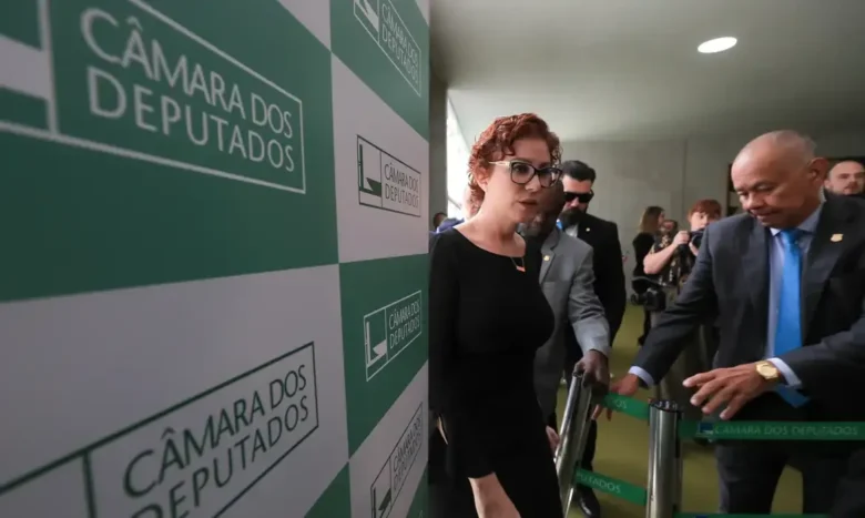 Moraes envia pedido de extradição de Zambelli ao governo federal