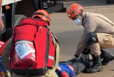 Motociclista colide com caminhão e fica preso sob o veículo em Juína