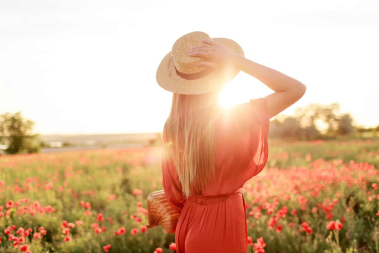 Perfumes sem álcool: a escolha perfeita para manter o aroma no verão sem agredir a pele 85 Mulher de chapéu na natureza