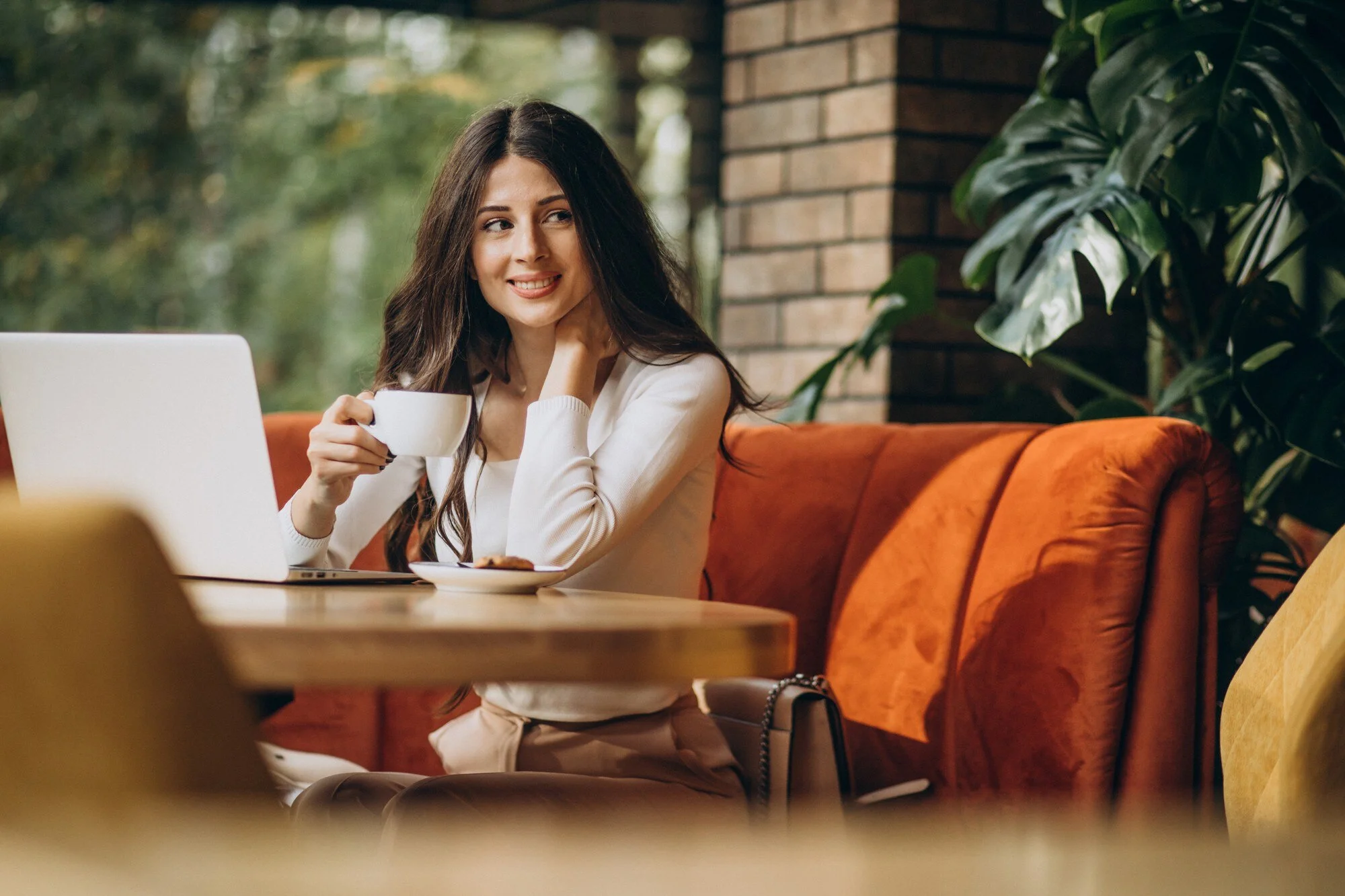 Horóscopo para 24 de junho de 2025 (terça-feira) 93 Mulher deliciando um saboroso café