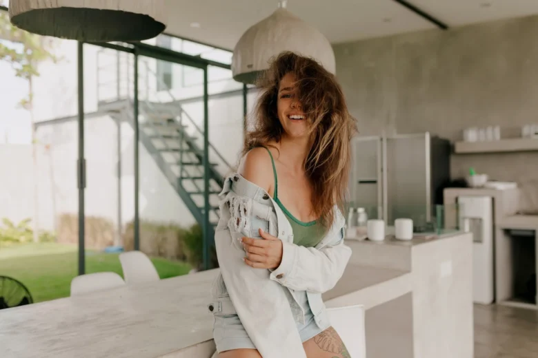 Mulher dentro de sua residencia