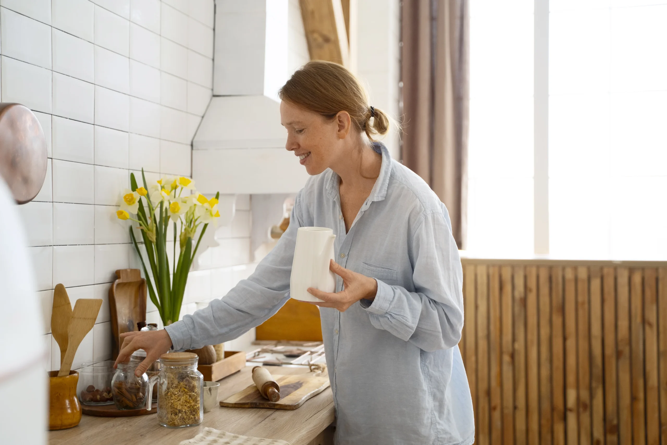 Horóscopo para 24 de junho de 2025 (terça-feira) 94 Mulher preparndo o café da tarde
