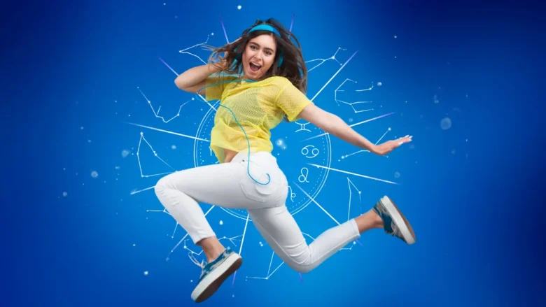 Mulher saltando de felicidades