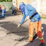 Mutirao da prefeitura de Cuiaba elimina mais de mil buracos no bairro Tijucal