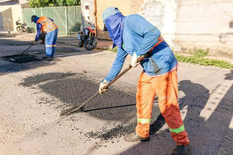 Mutirao da prefeitura de Cuiaba elimina mais de mil buracos no bairro Tijucal