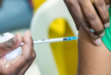 Vacinação é crucial para conter mortes por SRAG, alerta SES