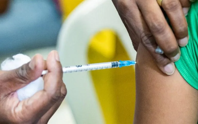 Vacinação é crucial para conter mortes por SRAG, alerta SES
