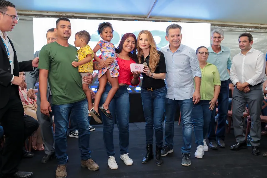 Primeira-dama entrega 213 casas em MT pelo SER Família Habitação