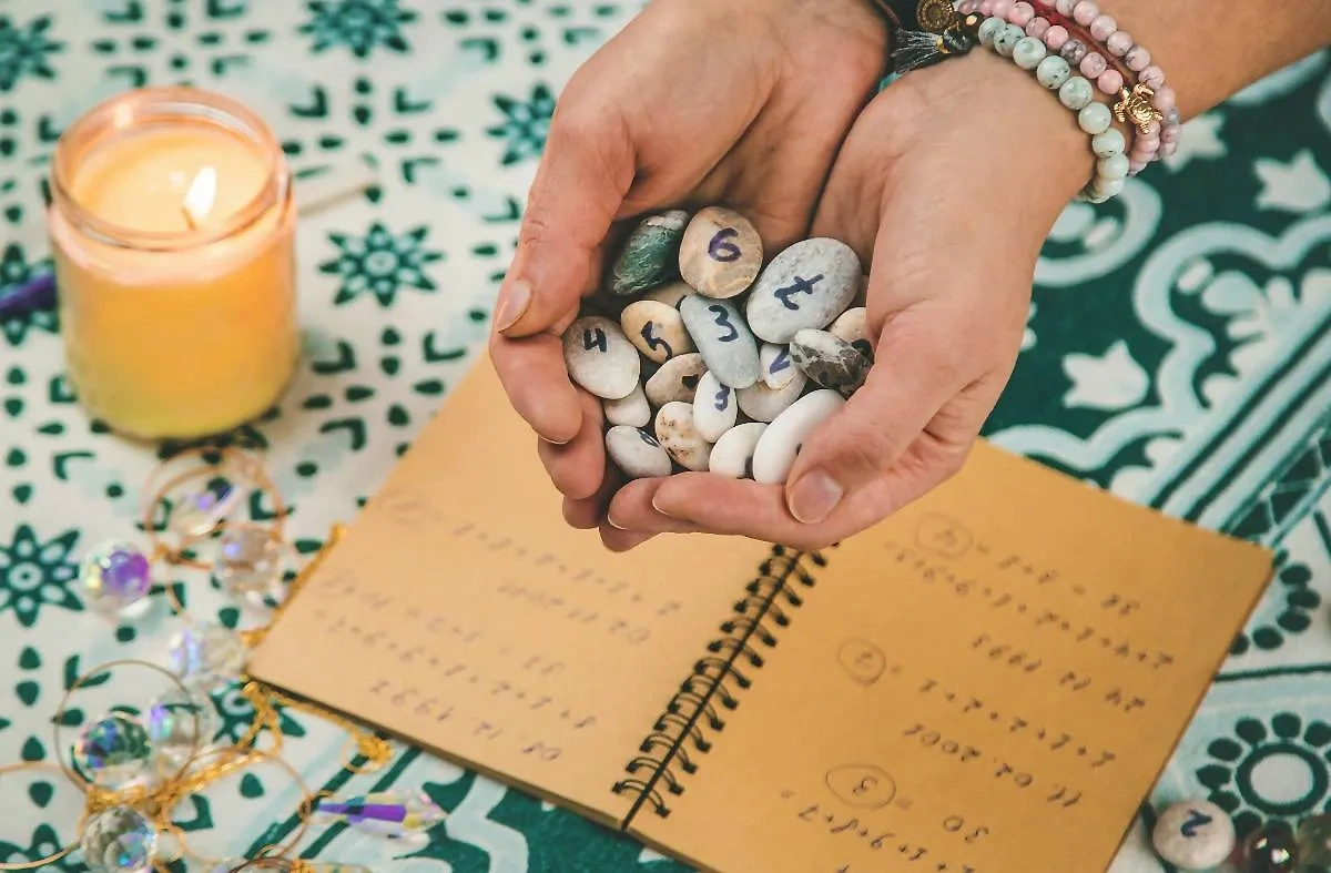 Mulher com números nas mãos representando a numerologia
