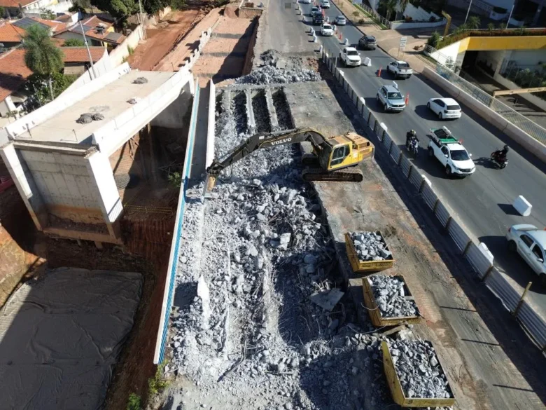 Obras no complexo viário do Leblon avançam com escavação de trincheira