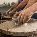 Oficina de ceramica encanta criancas e familias no Museu do Rio em Cuiaba
