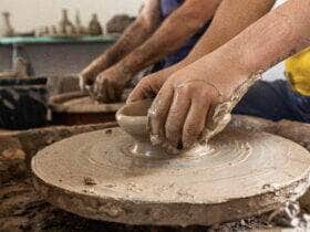 Oficina de ceramica encanta criancas e familias no Museu do Rio em Cuiaba