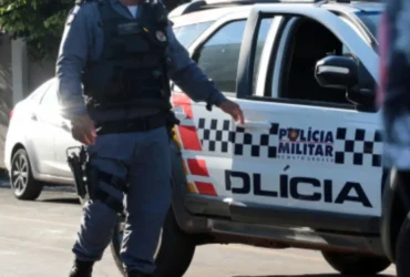 Suspeito esfaqueia homem e tenta atirar em grupo durante confusão em praça