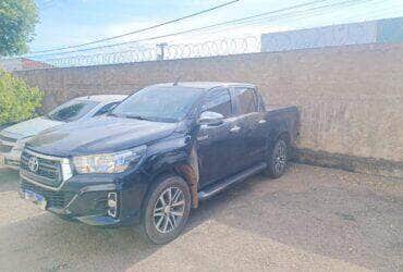 PM e PRF apreendem caminhonete com placas adulteradas e prendem homem em Rondonopolis