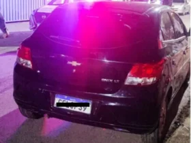 Polícia recupera carro roubado e apreende arma durante operação em Cuiabá