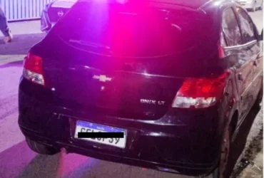 Polícia recupera carro roubado e apreende arma durante operação em Cuiabá