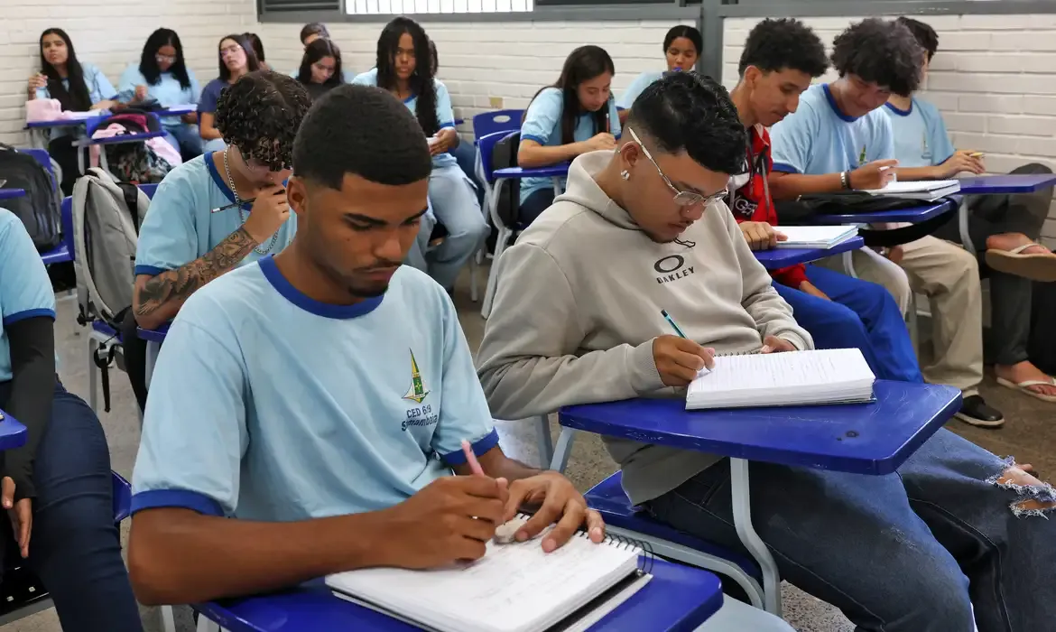 Pé-de-Meia libera R$ 200 para estudantes nascidos em maio e junho