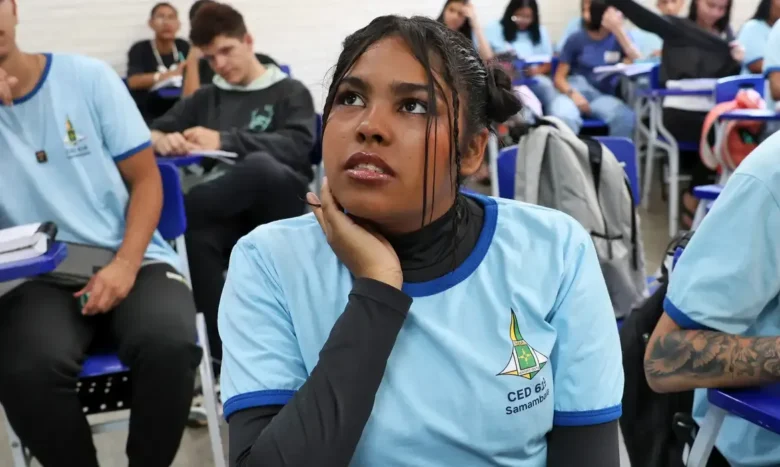 Pé-de-Meia paga quarta parcela de R$ 200 para estudantes da rede pública