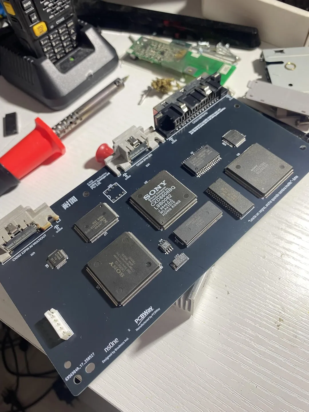 Engenheiro cria a primeira placa-mãe personalizada para o PlayStation 1 após 30 anos do console original 86 Placa Play