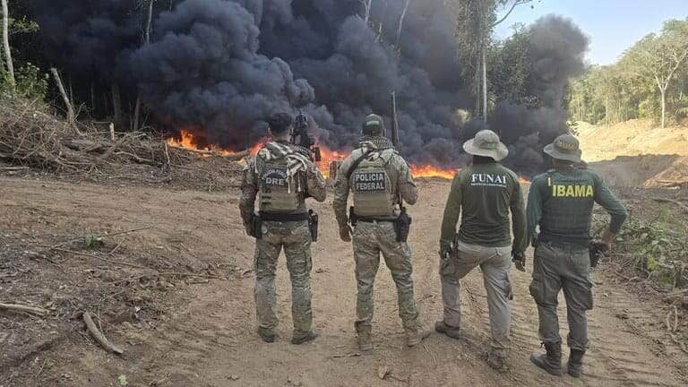 Policia Federal faz operacao contra garimpo ilegal na Terra Indigena Sarare em Mato Grosso