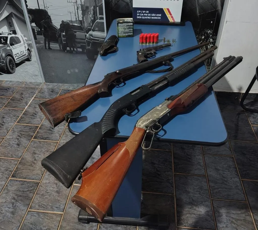 Polícia apreende armas e prende mulher por porte ilegal em São José dos Quatro Marcos