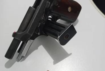 Polícia prende dupla por porte ilegal após fuga em alta velocidade