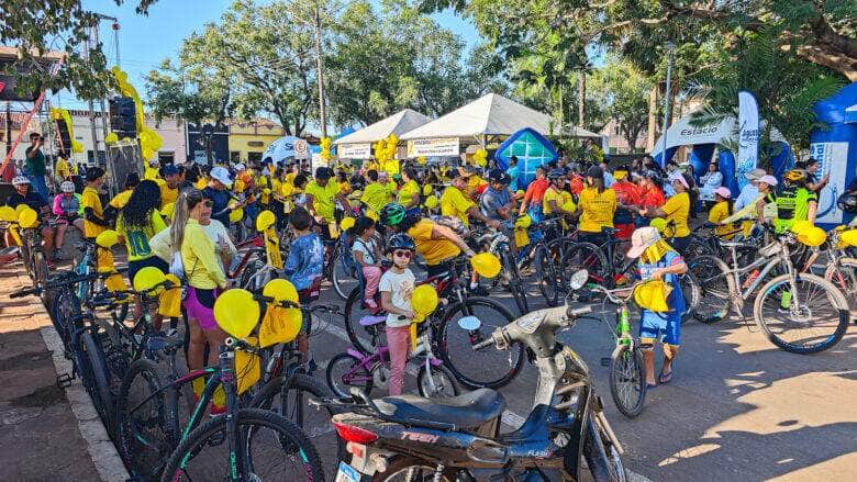 Prefeita participa do 4o Passeio Ciclistico Maio Amarelo que movimentou as ruas de Caceres
