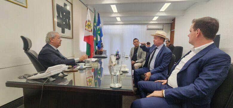 Prefeito garante com senador e deputado R 2 milhoes em emendas para saude de Sinop