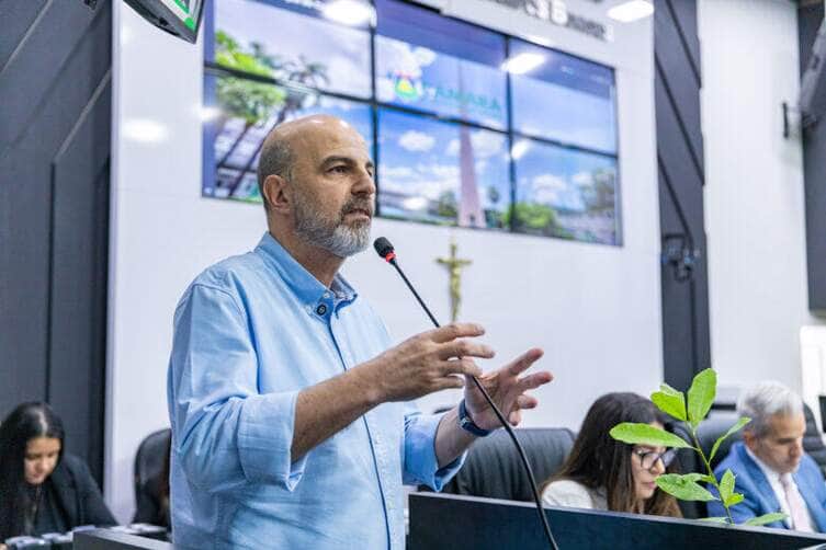 Secretario assegura entrega de 100 dos uniformes e kits escolares este mes em Cuiaba