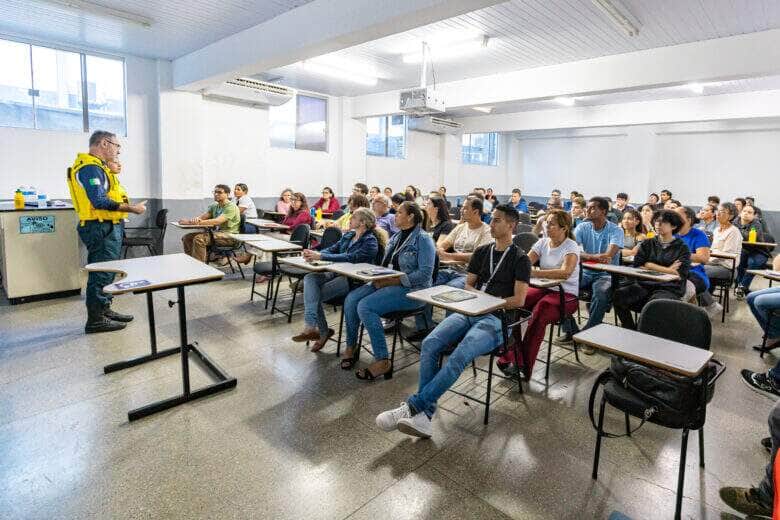 Semob Cuiaba promove conscientizacao sobre transito seguro para funcionarios da Unic