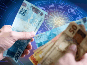 Signos com sorte na loteria, segurando dinheiro na mão