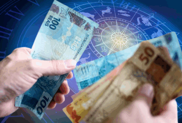Signos com sorte na loteria, segurando dinheiro na mão