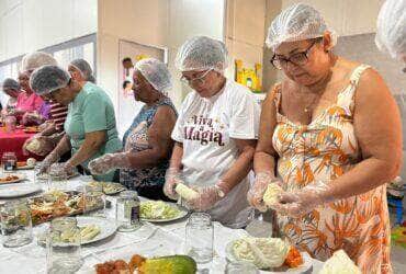 Sinop promove a idosos do CRAS Palmeiras oficina de conserva de alimentos saudaveis