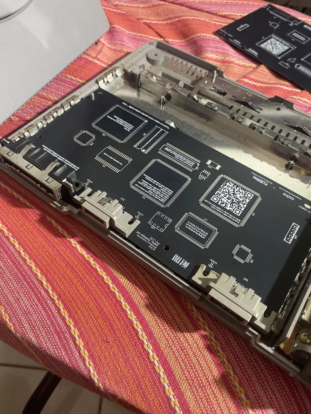 Engenheiro cria a primeira placa-mãe personalizada para o PlayStation 1 após 30 anos do console original 87 Uma foto da placa-mãe nsOne PlayStation