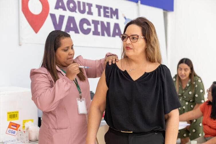 Vacinacao nos shoppings de Cuiaba recebe elogios e amplia imunizacao