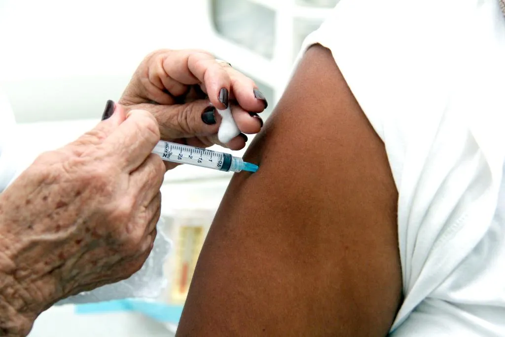 Vacinação amplia atendimento contra gripe para toda a população